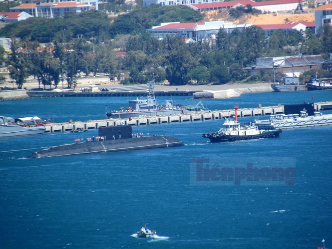 Quốc kỳ tung bay trên tàu ngầm HQ-184 Hải Phòng - ảnh 14