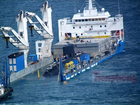 Quốc kỳ tung bay trên tàu ngầm HQ-184 Hải Phòng - ảnh 10