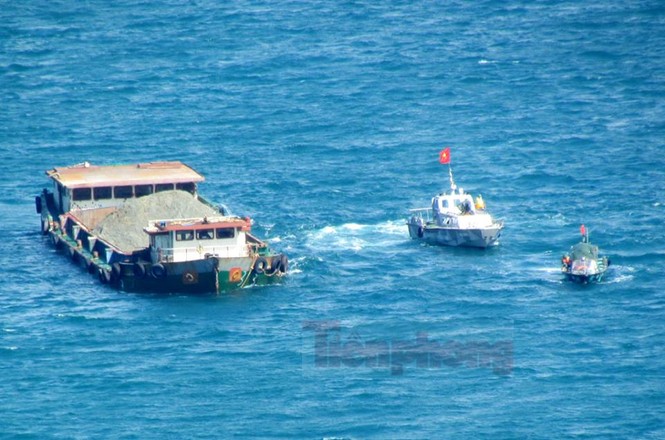 Quốc kỳ tung bay trên tàu ngầm HQ-184 Hải Phòng - ảnh 11