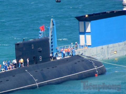 Quốc kỳ tung bay trên tàu ngầm HQ-184 Hải Phòng - ảnh 12