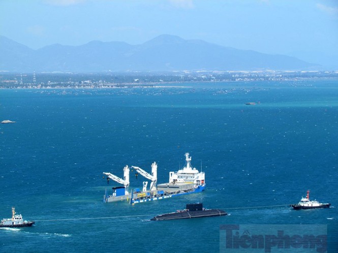 Quốc kỳ tung bay trên tàu ngầm HQ-184 Hải Phòng - ảnh 13