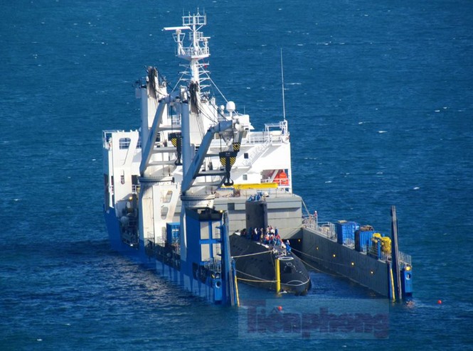 Quốc kỳ tung bay trên tàu ngầm HQ-184 Hải Phòng - ảnh 3