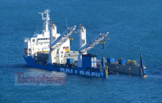 Quốc kỳ tung bay trên tàu ngầm HQ-184 Hải Phòng - ảnh 1