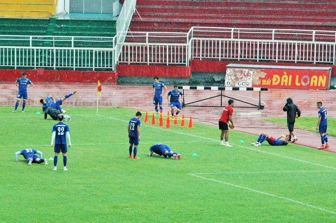 Tuyển Việt Nam dầm mưa ở TPHCM cho giấc mơ vô địch - ảnh 1