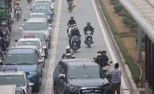 Ôtô xếp hàng dài nhường đường xe buýt nhanh - ảnh 1