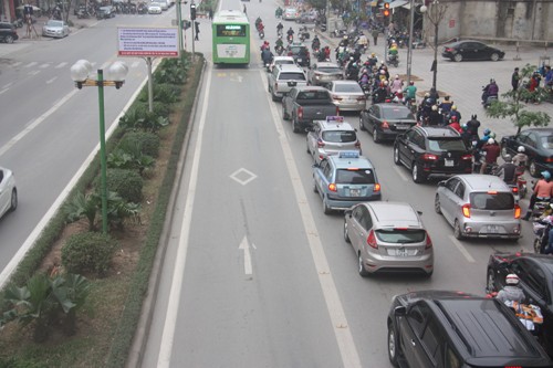 Ôtô xếp hàng dài nhường đường xe buýt nhanh - ảnh 2