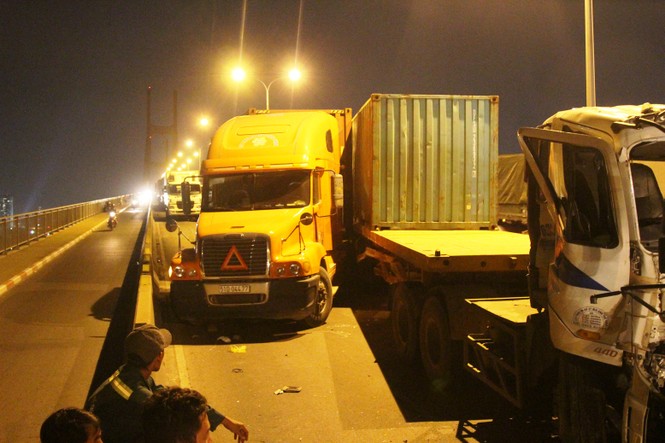 Xe container biến dạng sau cú tông liên hoàn trên cầu Phú Mỹ - ảnh 2