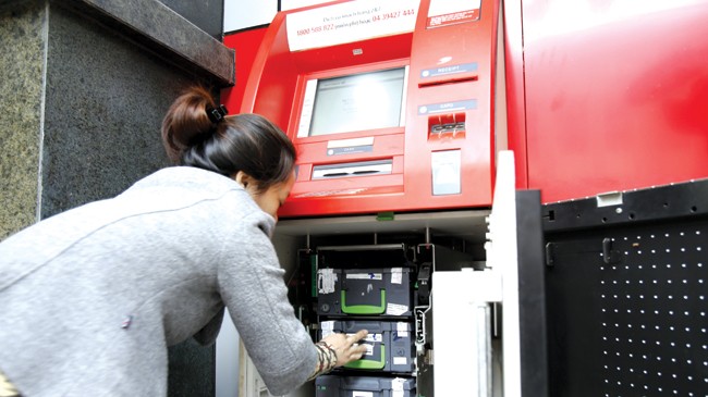 Nghỉ lễ, lo chống “cháy” tiền ATM - ảnh 1