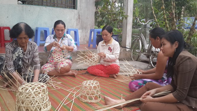 Thống đốc: 'Giúp người nghèo đừng chỉ bằng tiền bạc' - ảnh 1