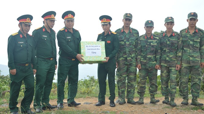Ra Hòn Tre nghe chuyện lính - ảnh 1