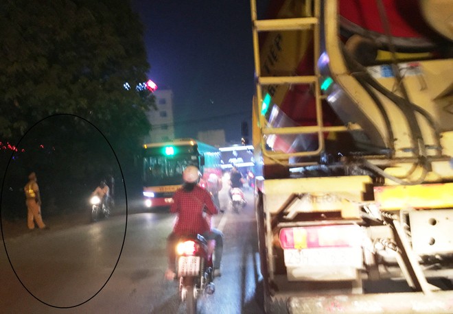 Xe tải “cày” phố cấm, cảnh sát đứng nhìn - ảnh 1