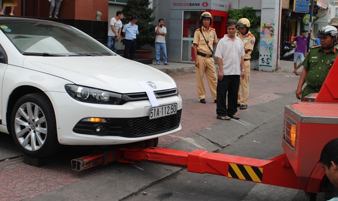'Cuộc chiến' đòi vỉa hè cho người đi bộ: Vi phạm vẫn tràn lan - ảnh 1