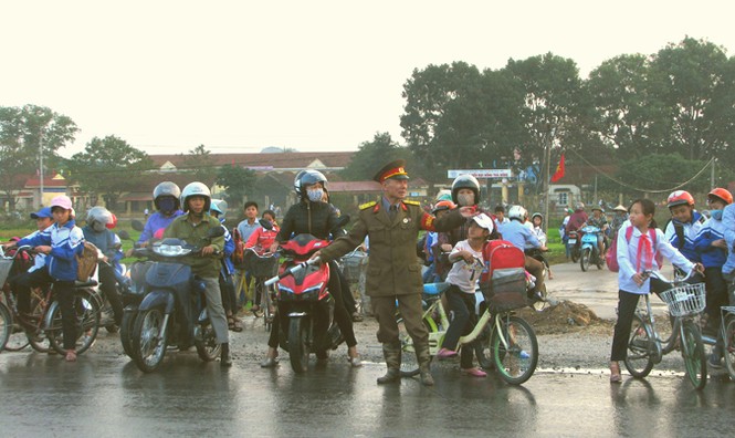 12 năm cầm gậy tre làm 'CSGT bất đắc dĩ' - ảnh 1
