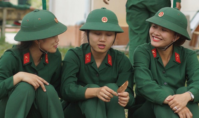 Bóng hồng 9X rộn bước quân hành - ảnh 1