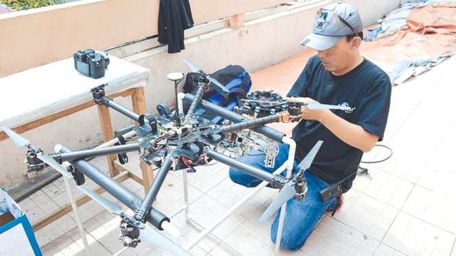 Bay cùng flycam - ảnh 1