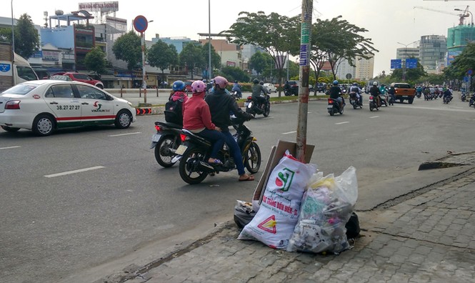 Rác ngập đường, tiểu bậy vẫn tràn lan - ảnh 1