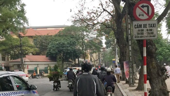 Taxi truyền thống “tố” Uber, Grab - ảnh 1