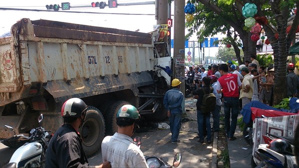 Tài xế đâm xe vào cột điện tránh người chờ đèn đỏ - ảnh 1