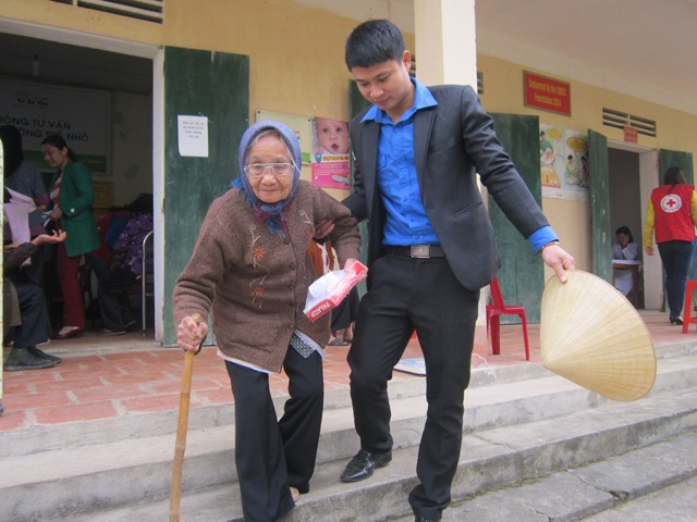 Khám chữa bệnh và phát thuốc miễn phí cho người nghèo - ảnh 5