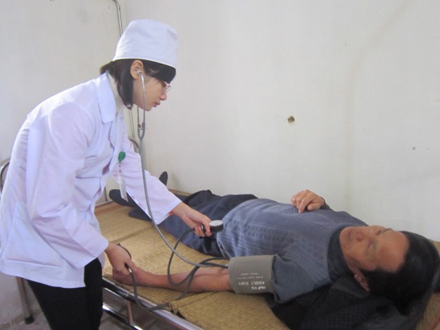 Khám chữa bệnh và phát thuốc miễn phí cho người nghèo - ảnh 1
