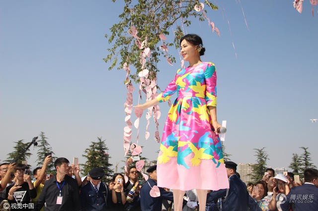 Ngưỡng mộ 'nhan sắc không tuổi' của Lưu Gia Linh - ảnh 2