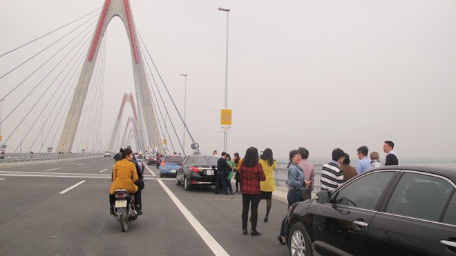 Bát nháo giao thông trên cầu Nhật Tân - ảnh 2