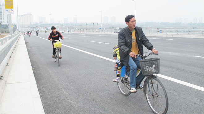 Bát nháo giao thông trên cầu Nhật Tân - ảnh 3