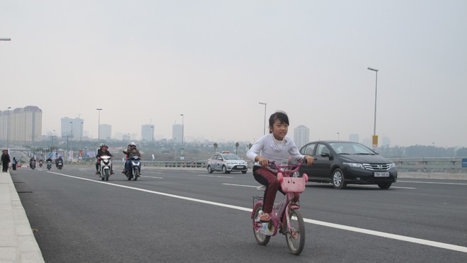 Bát nháo giao thông trên cầu Nhật Tân - ảnh 4