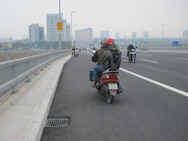 Bát nháo giao thông trên cầu Nhật Tân - ảnh 5