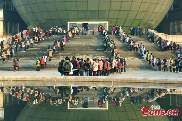 Sinh viên xếp hàng trăm mét vào thư viện - ảnh 2