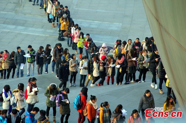 Sinh viên xếp hàng trăm mét vào thư viện - ảnh 4