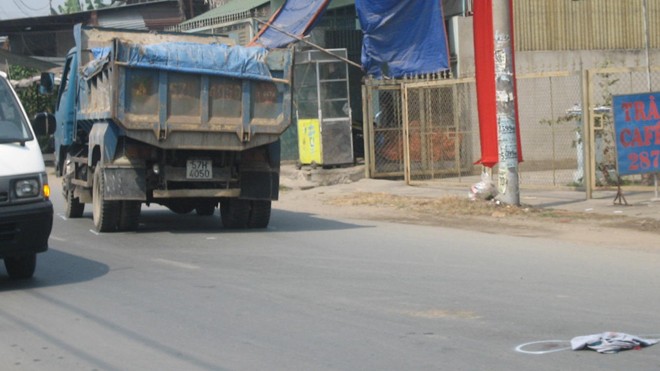 Băng qua đường, người đàn ông bị xe ben cán chết - ảnh 1