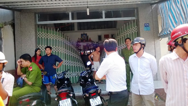 Kinh hoàng xe chở xăng nổ tung, hàng chục ngôi nhà hư hỏng - ảnh 2
