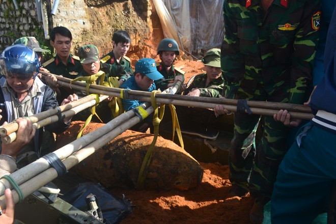 Nghẹt thở tiêu hủy quả bom “khủng” tại Đà Lạt - ảnh 1