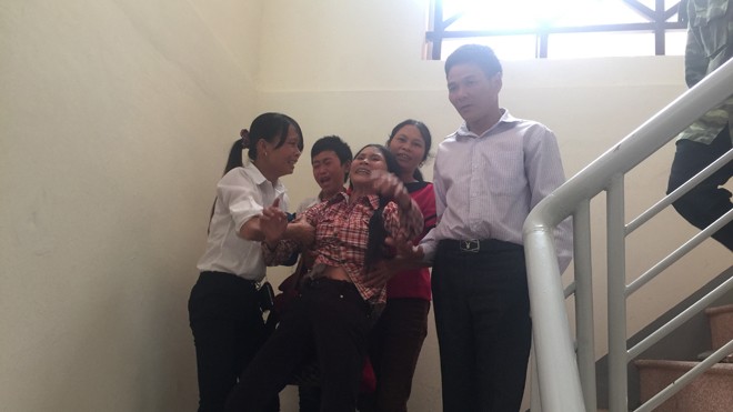 Vợ bị cáo quỳ rạp trước vành móng ngựa cảm ơn quan tòa - ảnh 2