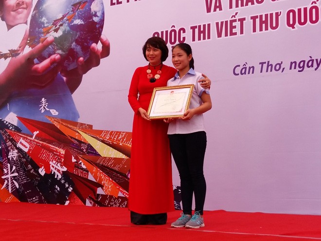 Trao giải nhất cuộc thi viết thư Quốc tế UPU lần thứ 45 - ảnh 1