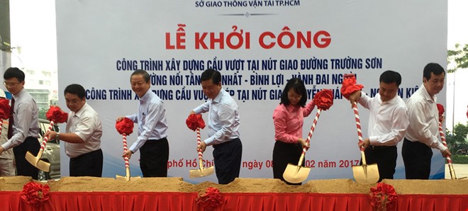 Xây hai cầu vượt 'giải vây' cho sân bay Tân Sơn Nhất - ảnh 1