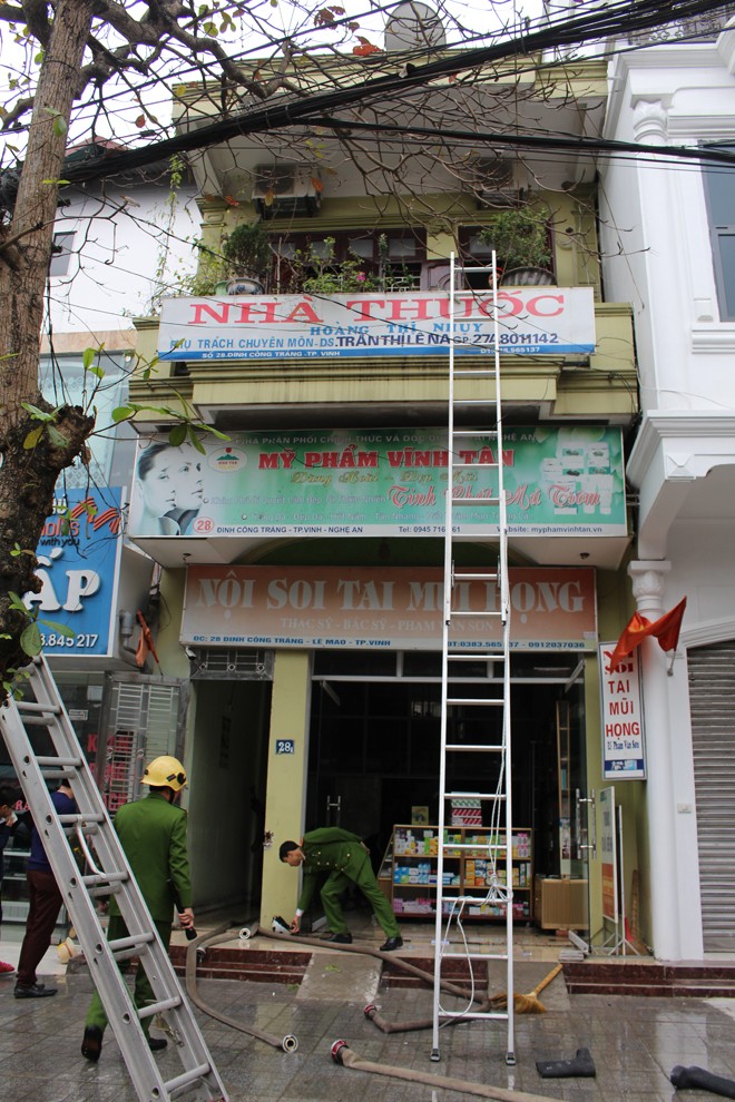 Năm người kêu cứu trong căn nhà bốc cháy giữa trưa - ảnh 1
