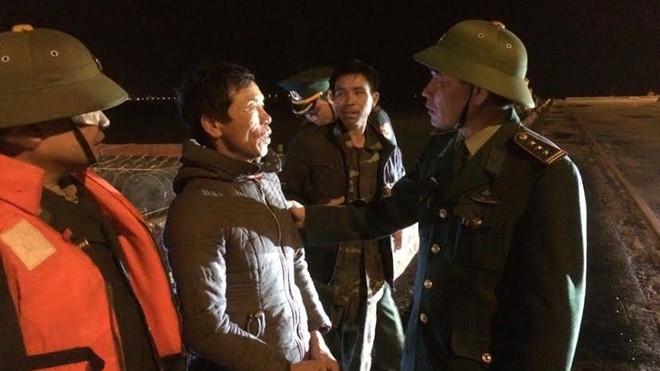 Cứu hộ tàu cá gặp nạn trên biển Hà Tĩnh - ảnh 2