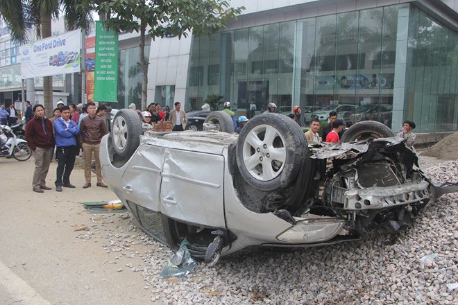 Ô tô lật ngửa giữa đại lộ sau cú đâm kinh hoàng - ảnh 1
