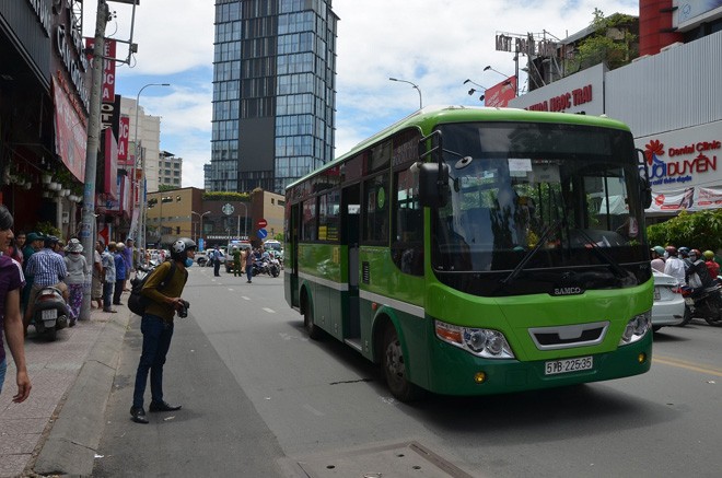 Ngã xe ôm, người phụ nữ bị xe buýt cán tử vong - ảnh 1