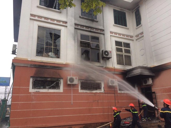 Siêu thị ở Thanh Hoá cháy lớn, hơn 100 người dập lửa - ảnh 1
