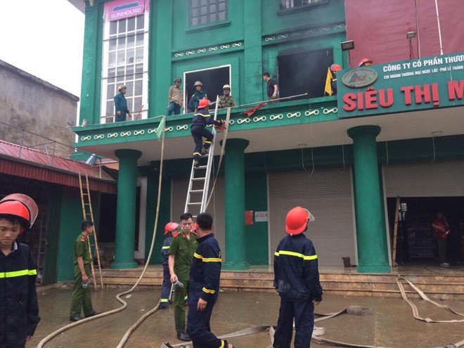 Siêu thị ở Thanh Hoá cháy lớn, hơn 100 người dập lửa - ảnh 2