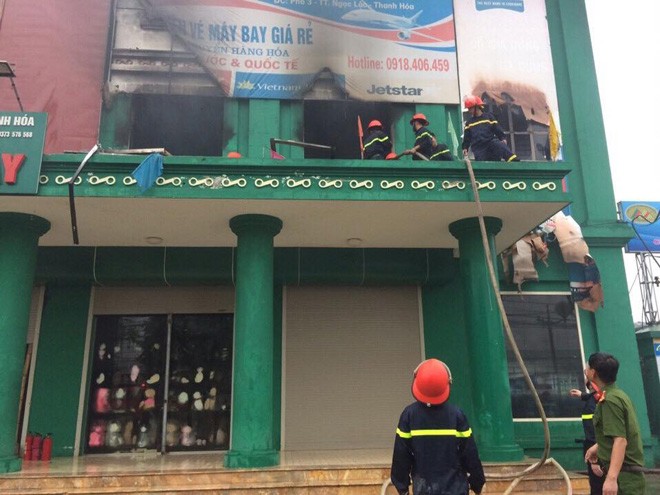 Siêu thị ở Thanh Hoá cháy lớn, hơn 100 người dập lửa - ảnh 3