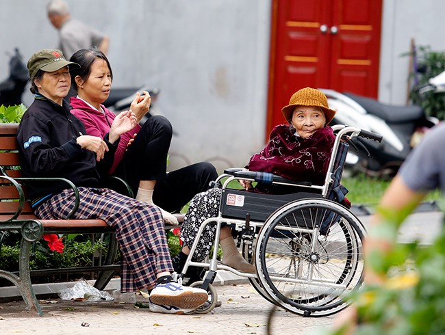 Người Hà Thành đón đợt rét nàng Bân - ảnh 1