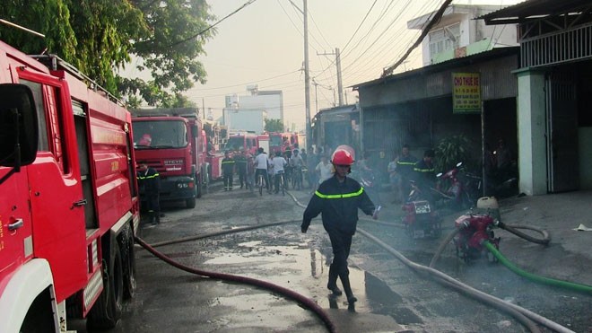 Xưởng sơn cháy dữ dội sau nhiều tiếng nổ lớn lúc tinh mơ - ảnh 1