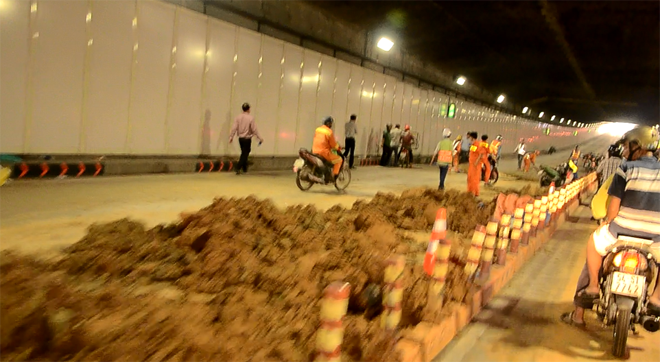 Phong tỏa hầm Thủ Thiêm 3 tiếng vì xe tải lật vào rạng sáng - ảnh 1