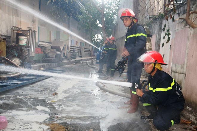 Xưởng sơn cháy dữ dội sau nhiều tiếng nổ lớn lúc tinh mơ - ảnh 3