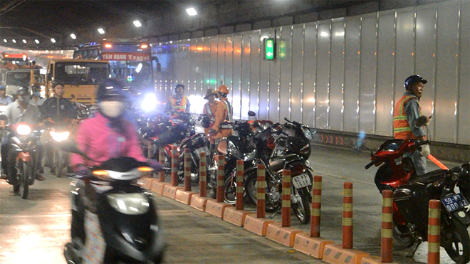 Phong tỏa hầm Thủ Thiêm 3 tiếng vì xe tải lật vào rạng sáng - ảnh 2