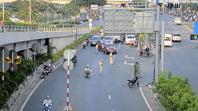 Phong tỏa hầm Thủ Thiêm 3 tiếng vì xe tải lật vào rạng sáng - ảnh 3
